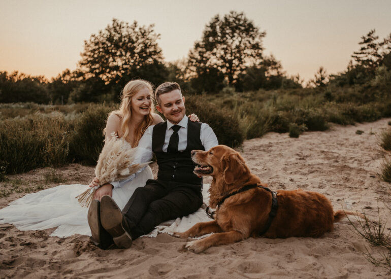 Ronja Bensch Hochzeitsfotograf Leverkusen: Brautpaar Fotoshooting mit Hund Hochzeit Wahner Heide Köln