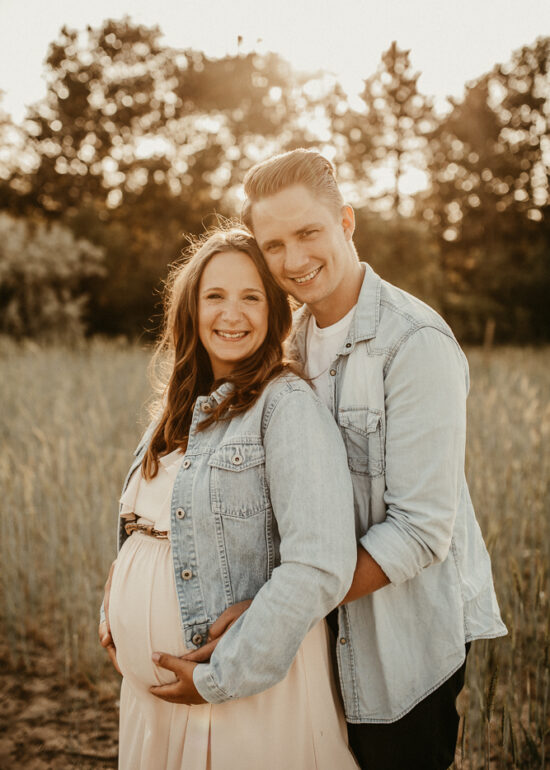 Ronja Bensch Hochzeitsfotograf Leverkusen: Babybauch Fotoshooting auf einer Wiese Natur