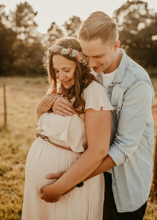 Ronja Bensch Hochzeitsfotograf Leverkusen: Babybauch Fotoshooting auf einer Wiese Natur