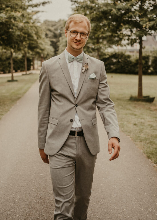 Ronja Bensch Hochzeitsfotograf Leverkusen: Hochzeit in Weeze Bräutigam