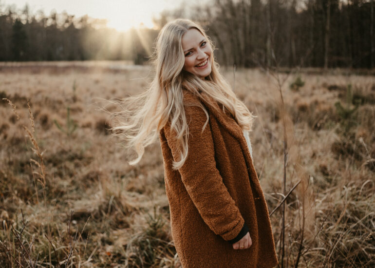 Ronja Bensch Hochzeitsfotograf Leverkusen: Portrait Fotoshooting natürliche Fotos Weide