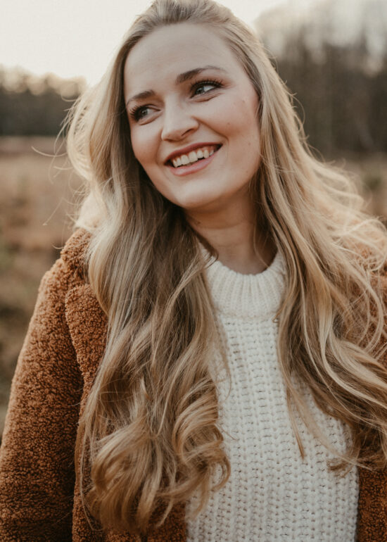 Ronja Bensch Hochzeitsfotograf Leverkusen: Portrait Fotoshooting natürliche Fotos Weide