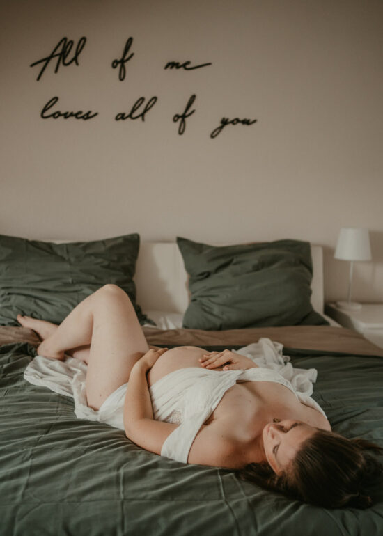 Ronja Bensch Fotografie – Hochzeitsfotograf Leverkusen: Natürliche Babybauch Fotos Homeshooting