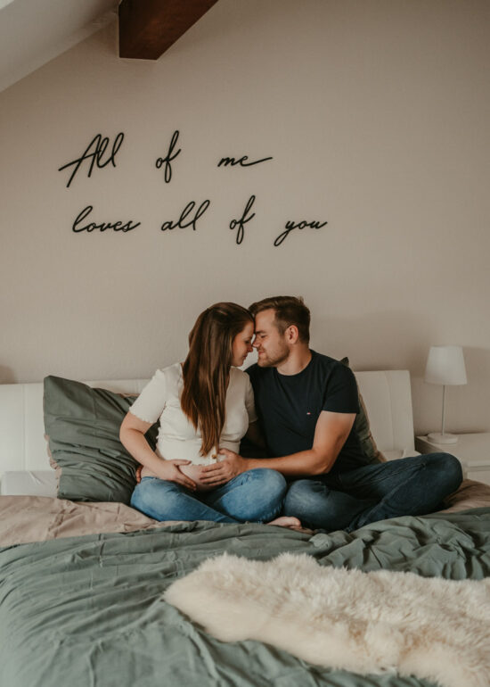Ronja Bensch Fotografie – Hochzeitsfotograf Leverkusen: Natürliche Babybauch Fotos Homeshooting Paarshooting