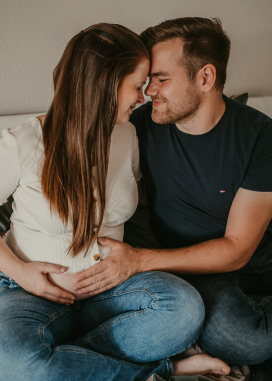 Ronja Bensch Fotografie – Hochzeitsfotograf Leverkusen: Natürliche Babybauch Fotos Homeshooting Paarshooting