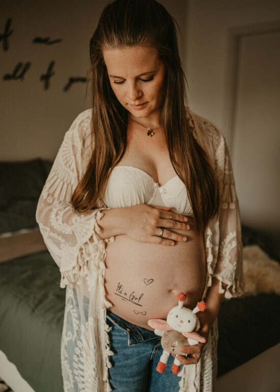 Ronja Bensch Fotografie – Hochzeitsfotograf Leverkusen: Natürliche Babybauch Fotos Homeshooting