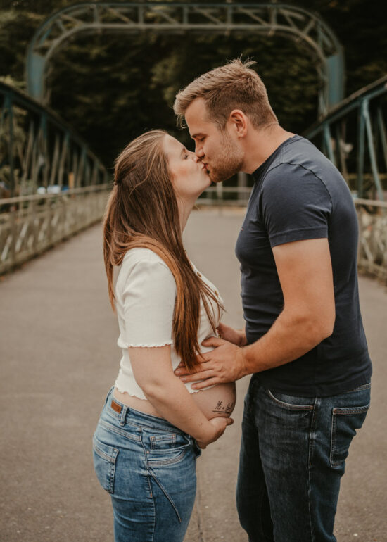 Ronja Bensch Fotografie – Hochzeitsfotograf Leverkusen: Natürliche Babybauch Fotos Paarfotos