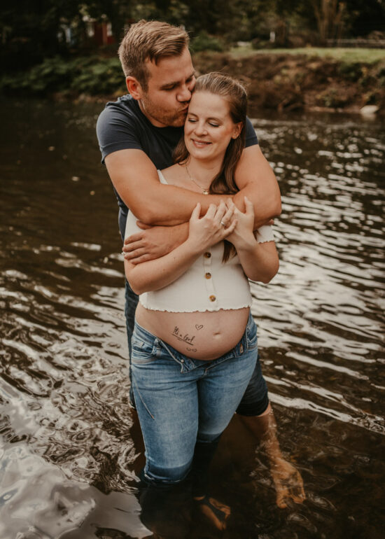 Ronja Bensch Fotografie – Hochzeitsfotograf Leverkusen: Pärchen babybauch Fotoshooting in der Natur