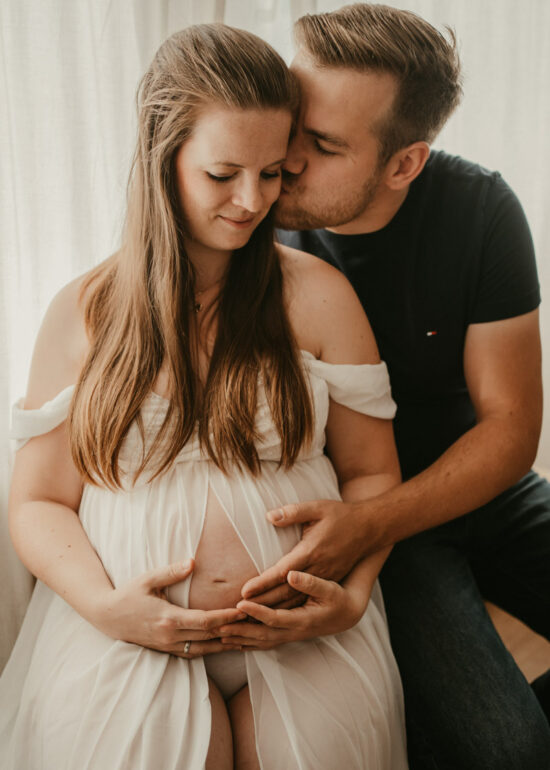 Ronja Bensch Fotografie – Hochzeitsfotograf Leverkusen: Natürliche Babybauchfotos Home Fotoshooting