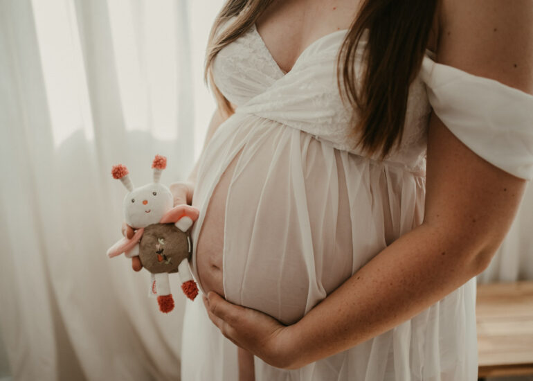 Ronja Bensch Fotografie – Hochzeitsfotograf Leverkusen: Natürliche Babybauchfotos Home Fotoshooting