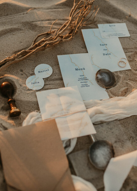 Ronja Bensch Hochzeitsfotograf Leverkusen: Hochzeit Fotoshooting Strand Papeterie Hochzeitskarten