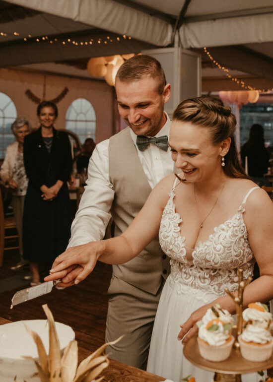 Ronja Bensch Hochzeitsfotograf Leverkusen: Hochzeitsfeier Kuchen anschneiden