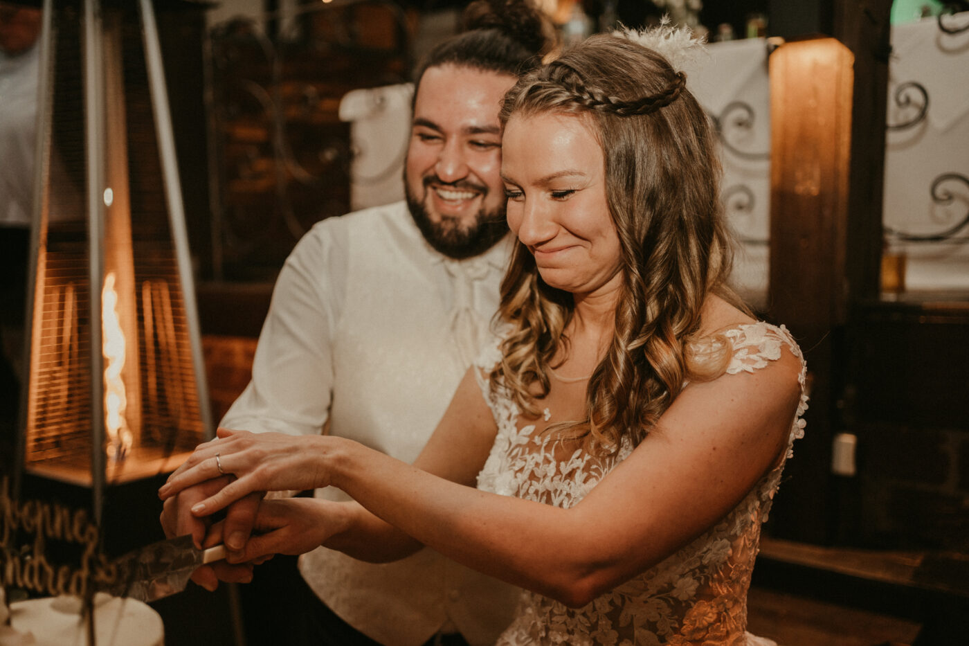 Ronja Bensch Fotografie – Hochzeitsfotograf Leverkusen: Kuchen anschneiden