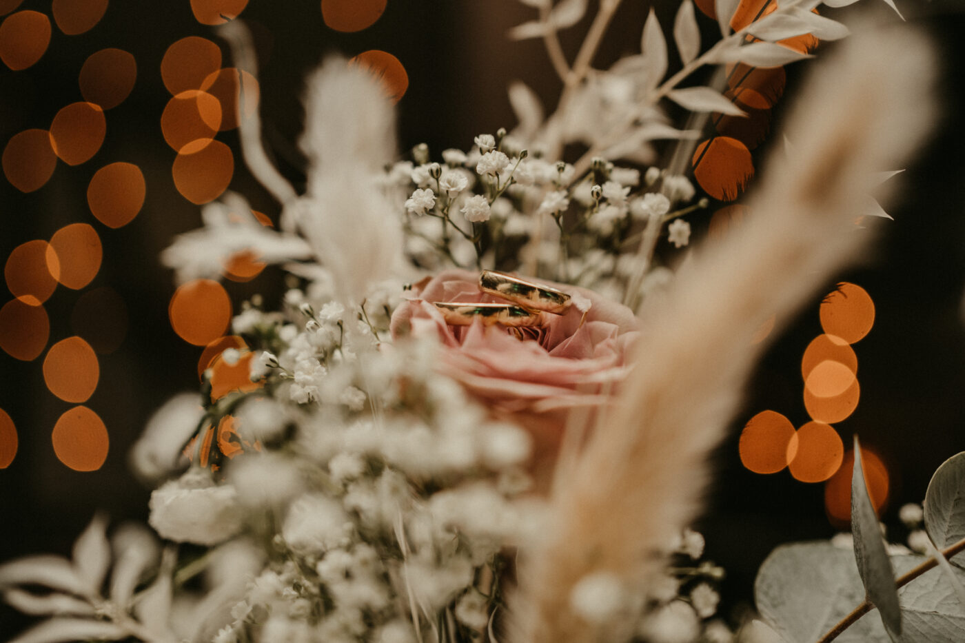 Eheringe auf Blumenstrauß Boho