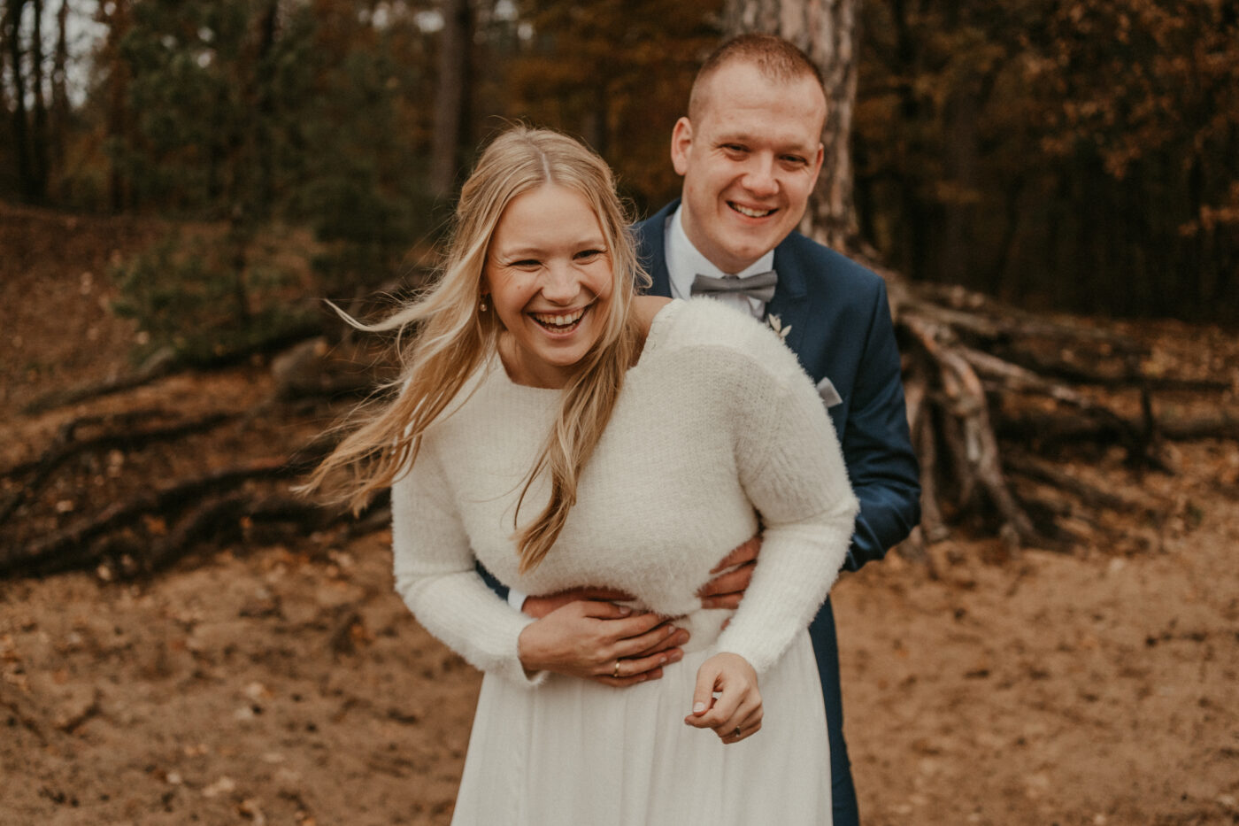 Ronja Bensch Fotografie – Hochzeitsfotograf Leverkusen: umarmendes Brautpaar bei Regen