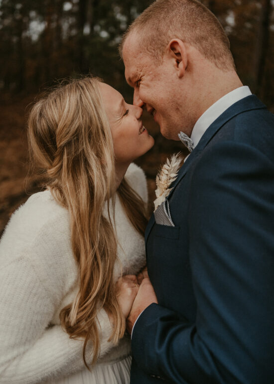Ronja Bensch Fotografie – Hochzeitsfotograf Leverkusen: küssendes Brautpaar bei Regen