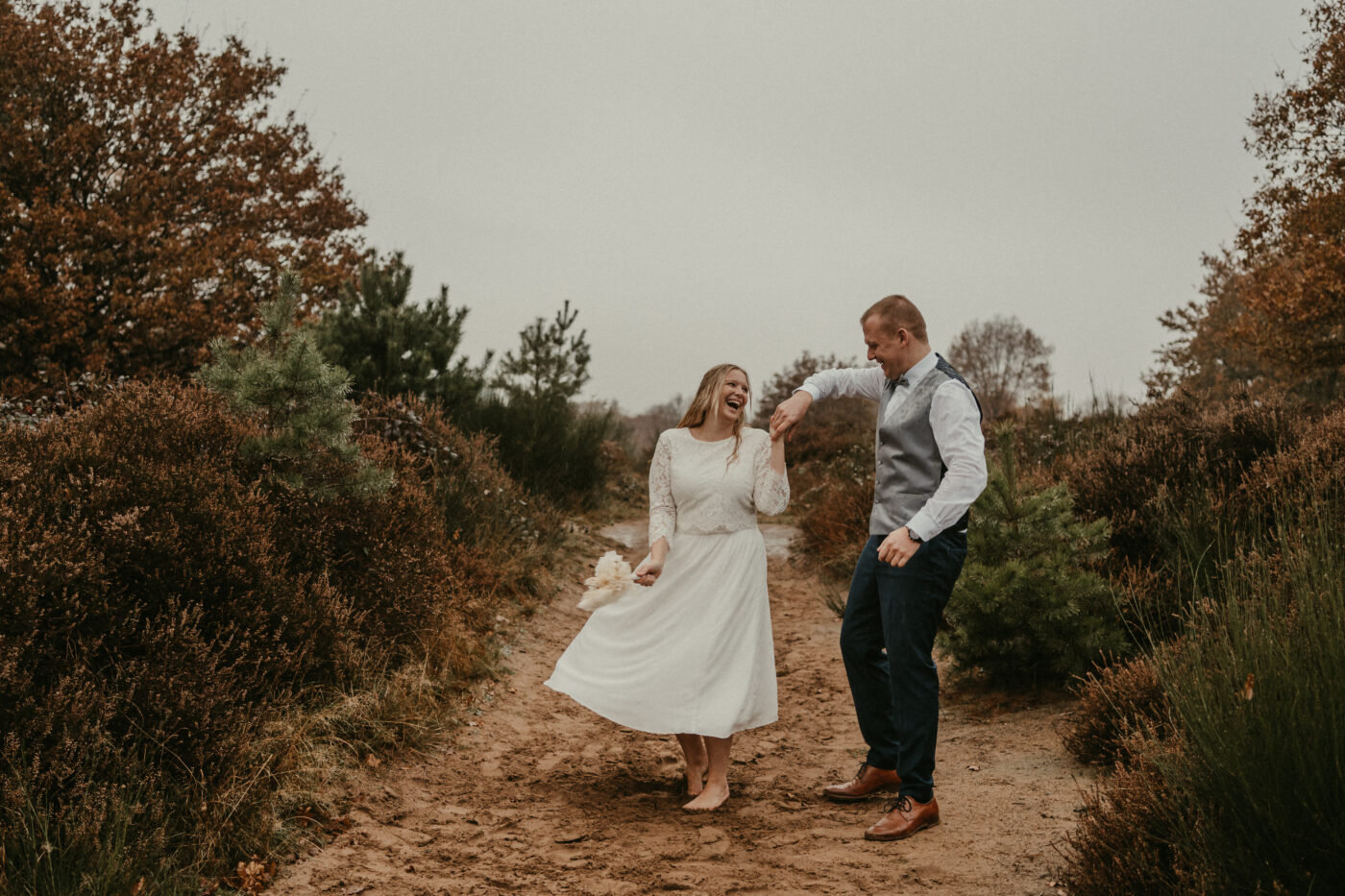 Ronja Bensch Fotografie – Hochzeitsfotograf Leverkusen: tanzendes Brautpaar in der Natur