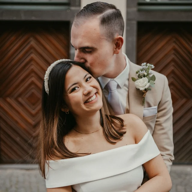 Ich wünsche einfach jedem Brautpaar so eine gute Laune bei ihrem Hochzeitstag 😍 Oft artet Perfektionismus gepaart mit Stress aus, immer wieder habe ich Hochzeiten erlebt wo die Braut eine Panik Attacke hatte, ihr schwindelig war wegen der Überforderung oder das Paar super gestresst war. Gründe weshalb ich euch immer rate die Zeit zu zweit wirklich zu genießen und vor allem zum runter kommen zu nutzen. Gerne ziehe ich euch dafür raus und mache noch mal schnell ein Mini Shooting von 10/15 Minuten. 
Hilft zumindest um durchzuatmen 🧡 
#wedding #weddingtipps #weddinginfos #couple #love #standesamtköln #relaxedwedding #relaxedweddingphotography